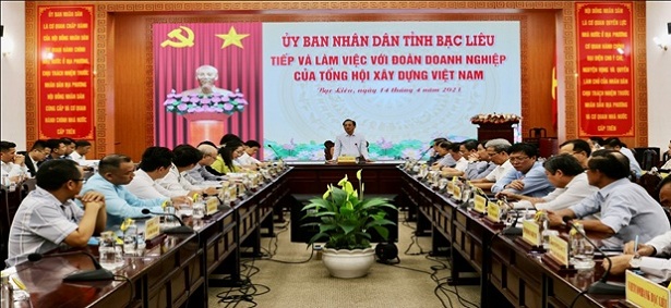 Chủ tịch UBND tỉnh Phạm Văn Thiều phát biểu tại buổi toạ đàm tại hội nghị tiếp xúc doanh nghiệp. (Ảnh.Lâm An).
